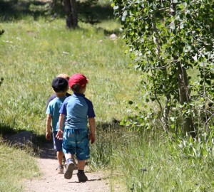 Rowan and Emerson walking down the trail.