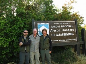 Pablo Cunazza Mardones (on my right) and Patricio Contreras Bravo (on my left), colleagues at Parque Nacional Alerce Costero.