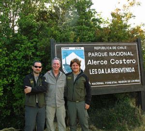 Pablo Cunazza Mardones (on my right) and Patricio Contreras Bravo (on my left), colleagues at Parque Nacional Alerce Costero.